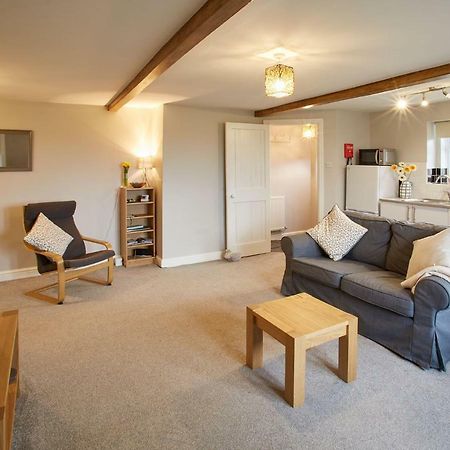 Host & Stay - Cosy Cottage Emley Kültér fotó