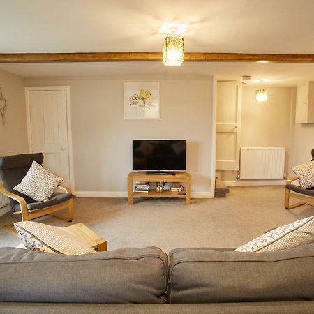 Host & Stay - Cosy Cottage Emley Kültér fotó