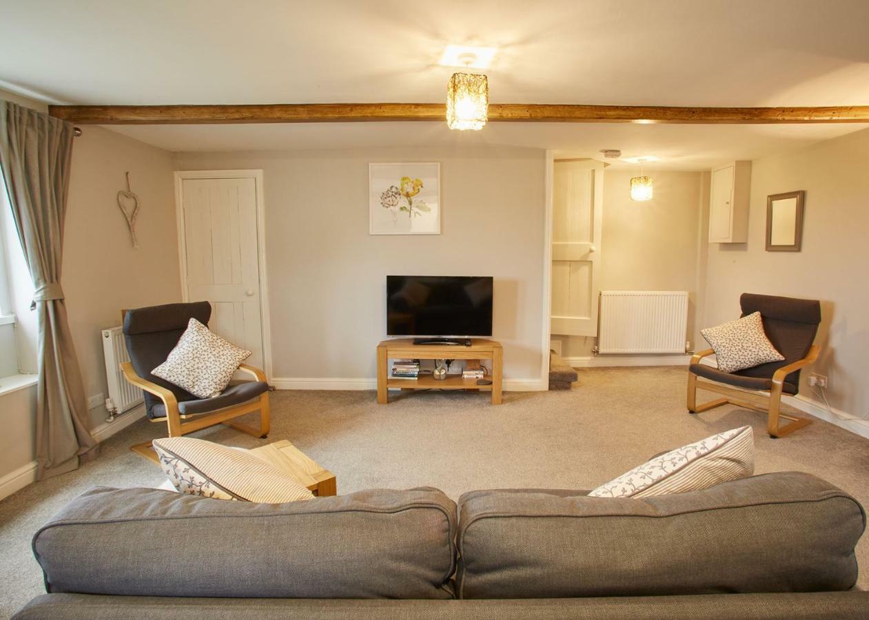 Host & Stay - Cosy Cottage Emley Kültér fotó