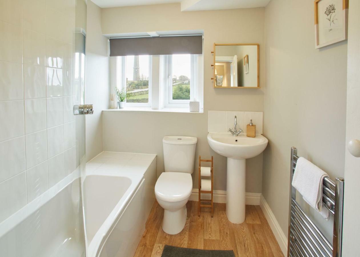 Host & Stay - Cosy Cottage Emley Kültér fotó